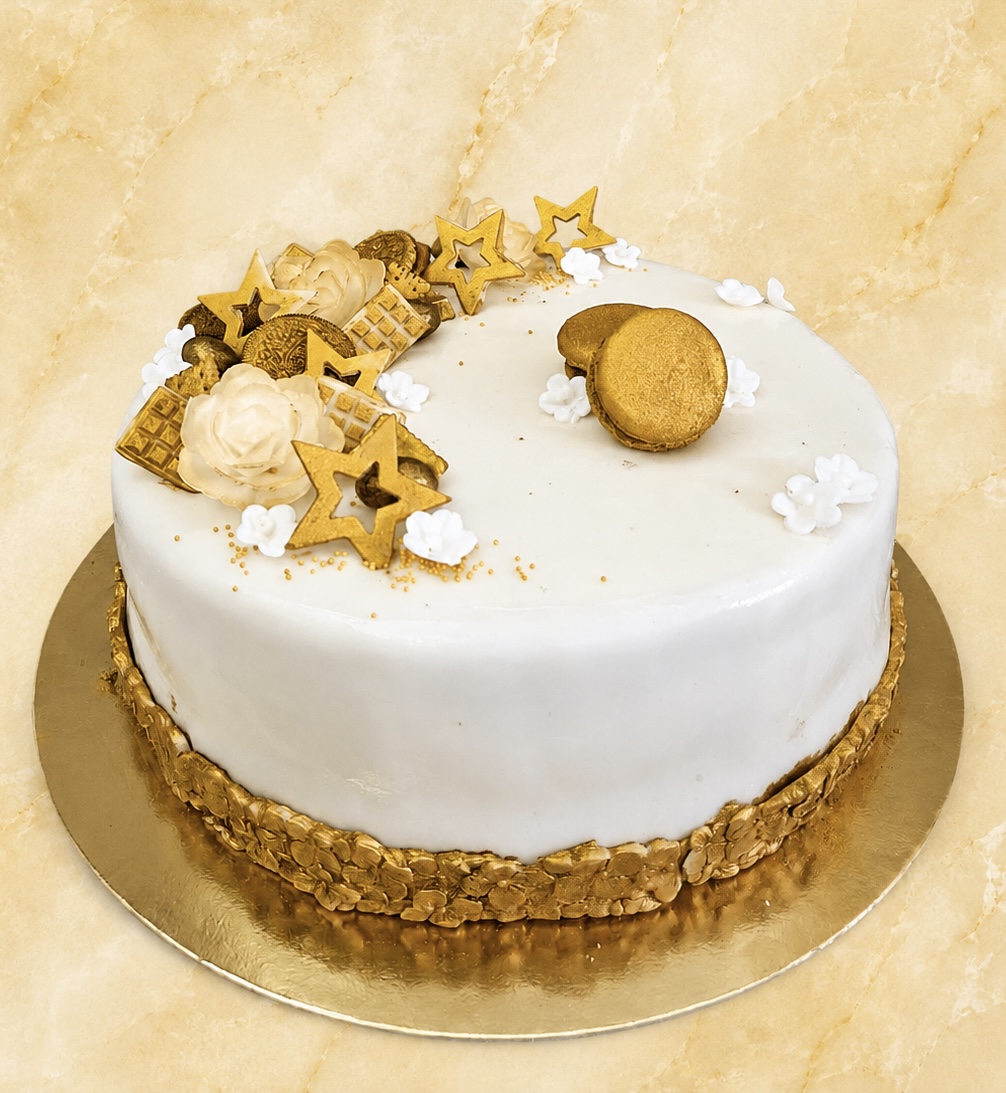 Fehér-arany torta arany csillagokkal és rózsákkal