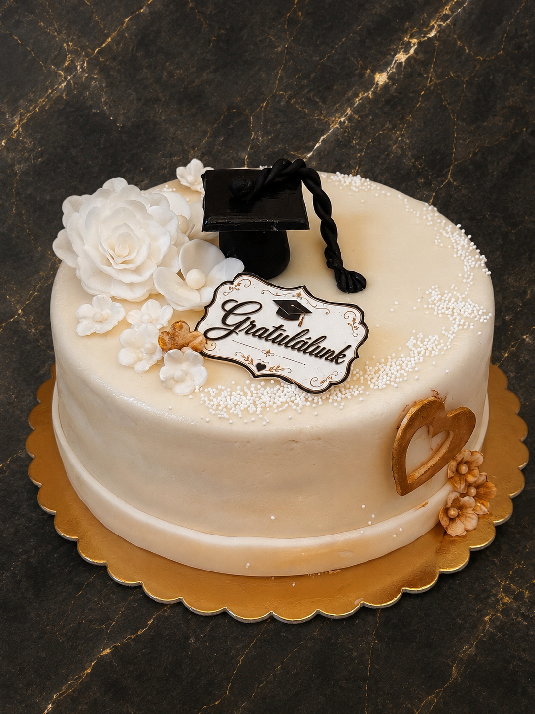 Ballagási torta diáksapkával és Gratulálunk felirattal