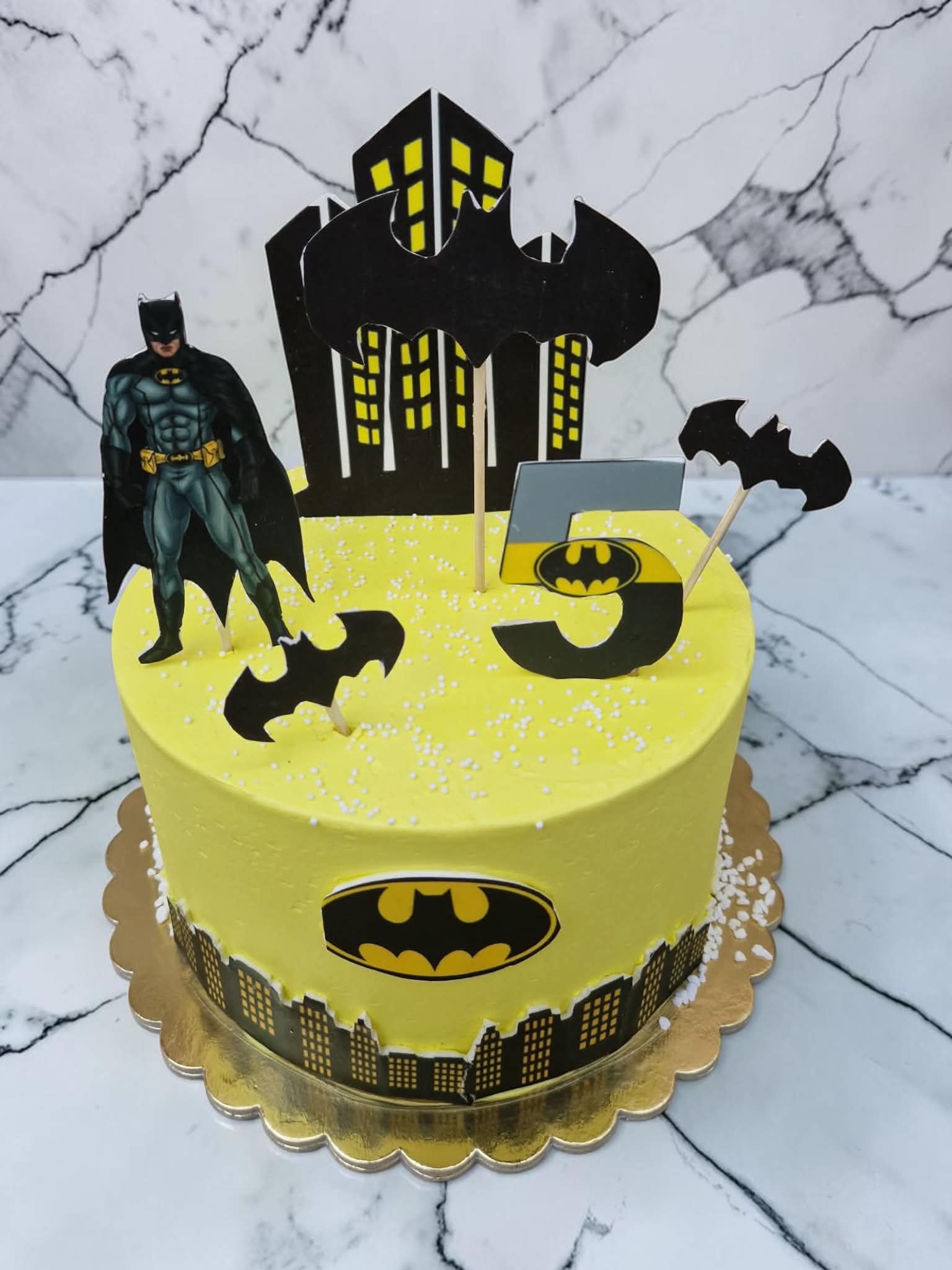 Sárga Batman torta denevérekkel és várossziluettel
