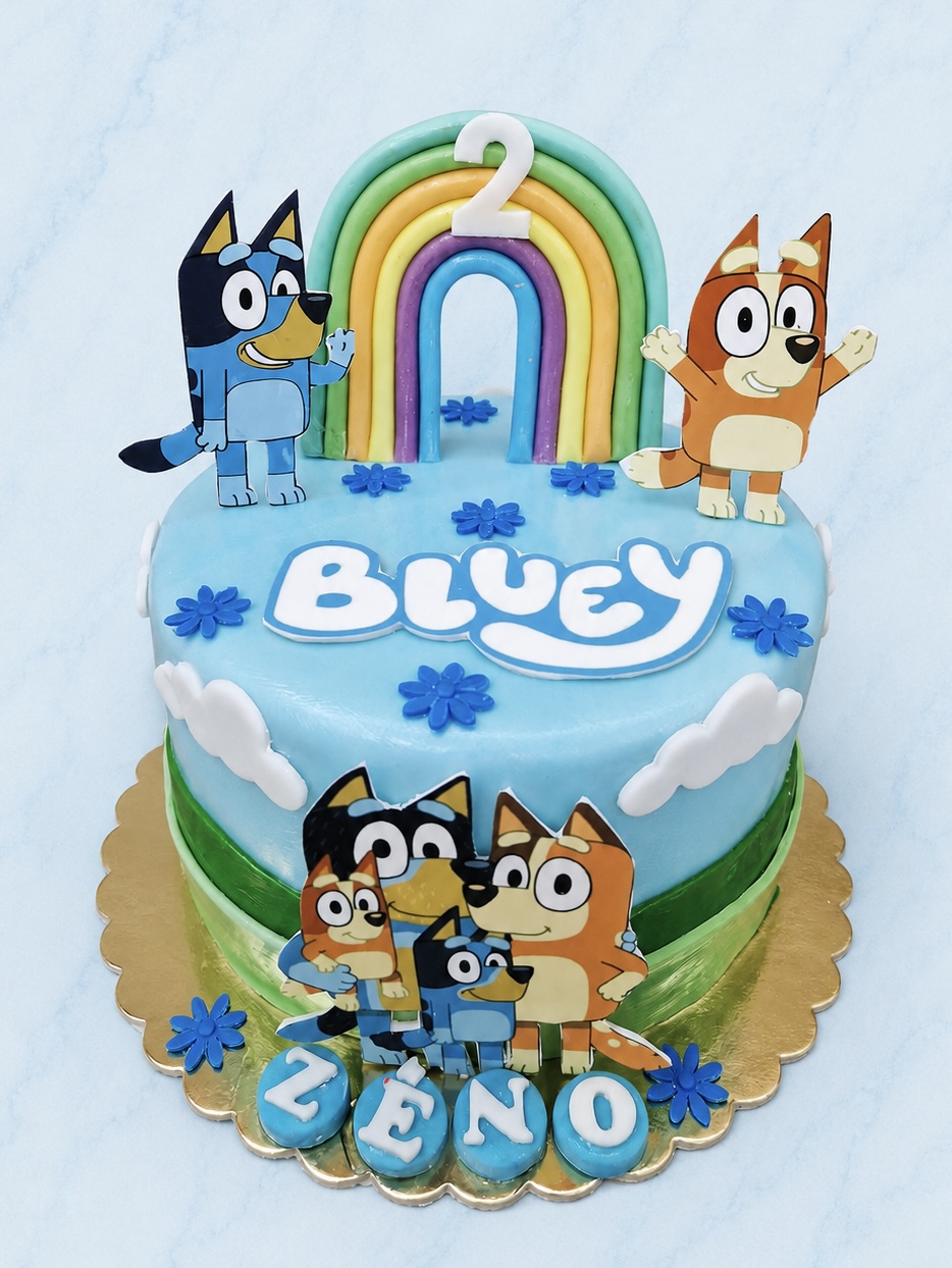 Bluey témájú kék gyerektorta szivárvánnyal