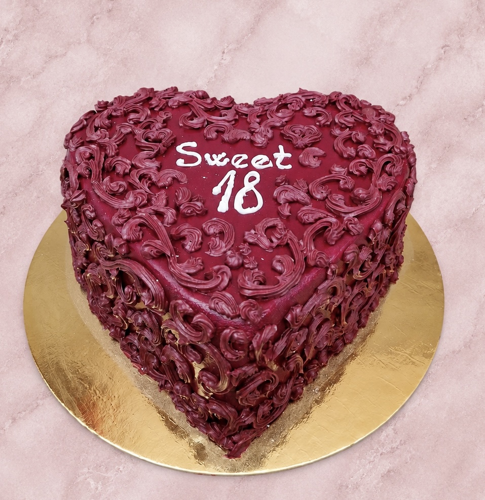 Bordó szív alakú torta Sweet 18 felirattal