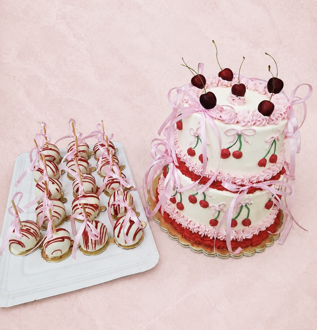 Kétemeletes cseresznyés torta rózsaszín masnikkal és cake popokkal