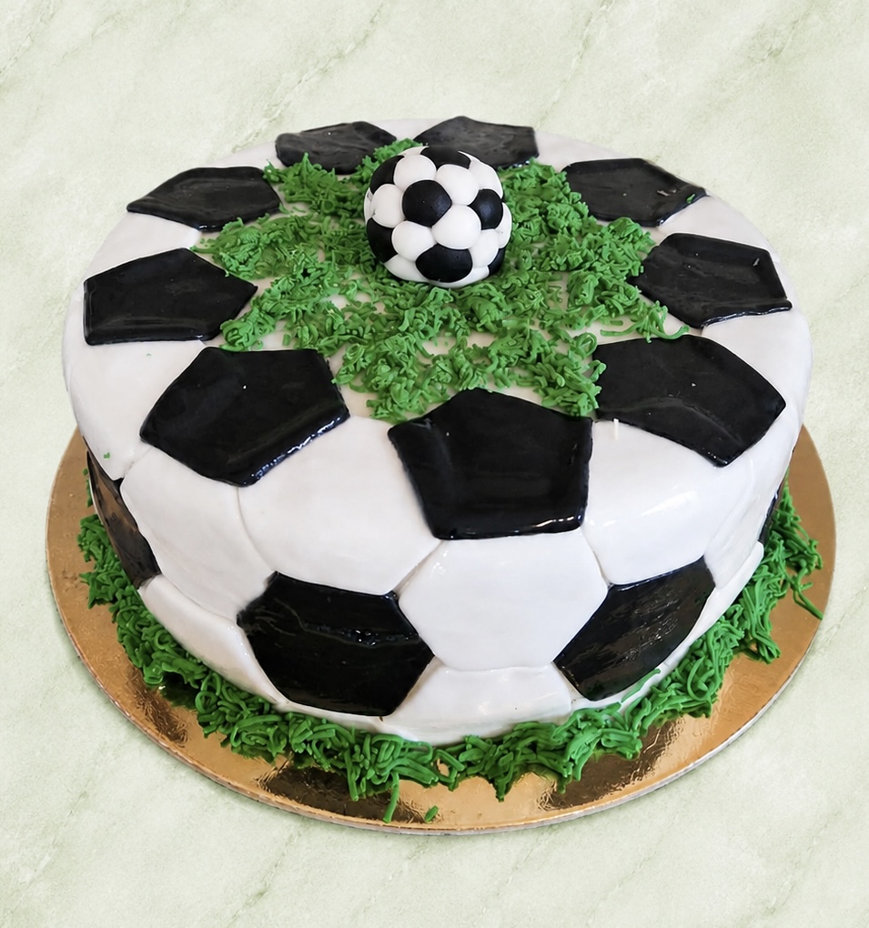 Focilabda formájú torta zöld fűvel körberakva