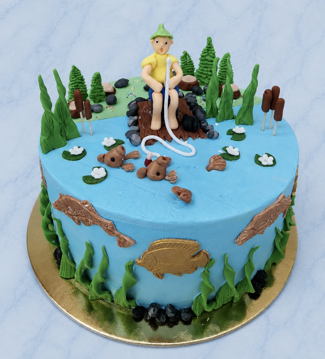 Horgász témájú torta tóval, halakkal és pecás figurával