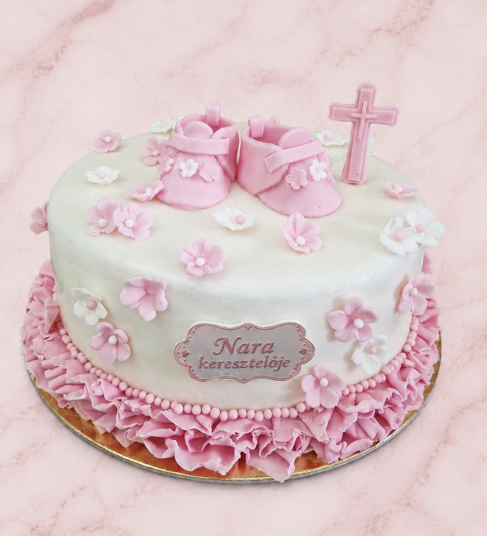 Rózsaszín keresztelő torta babacipőkkel és virágokkal