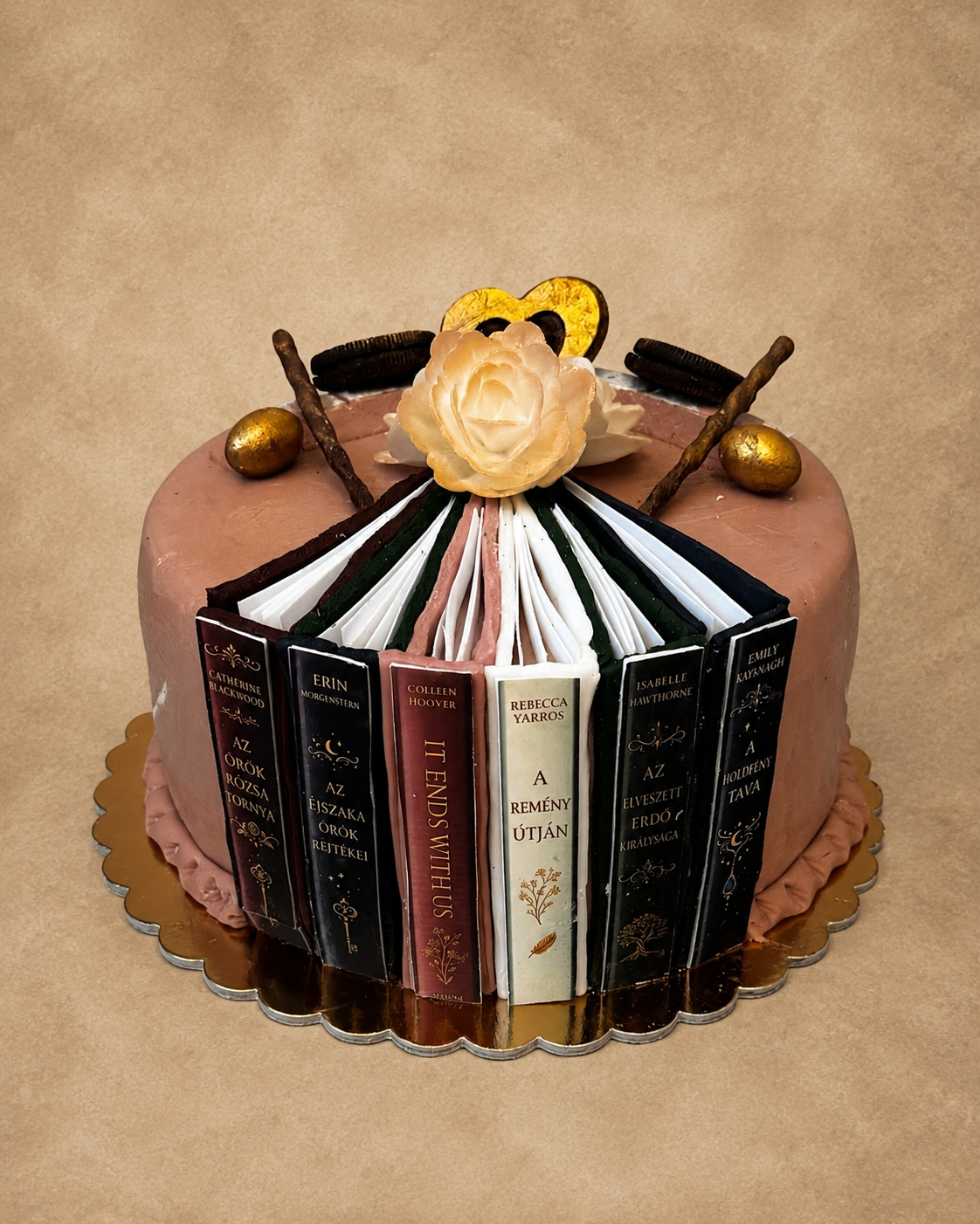 Könyvespolc formájú torta cukorrózsával és arany díszítéssel