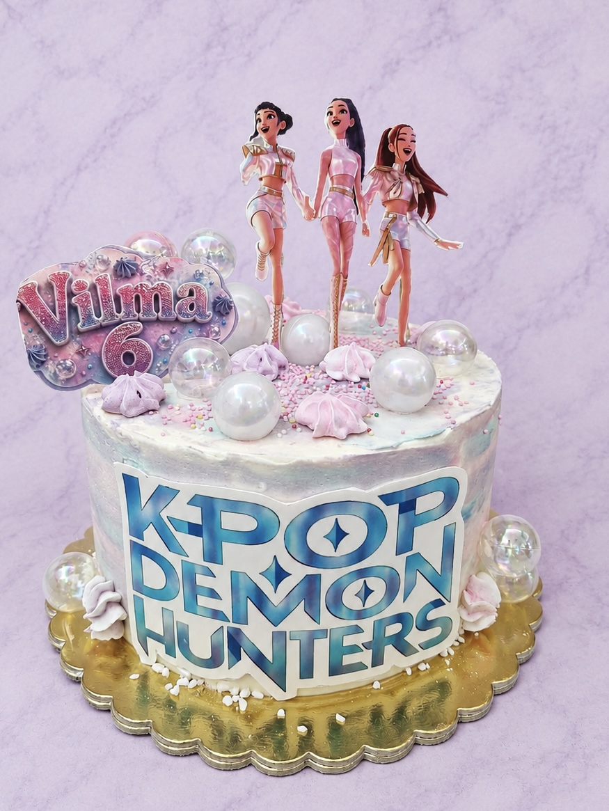 K-Pop Demon Hunters témájú szülinapi torta buborékokkal