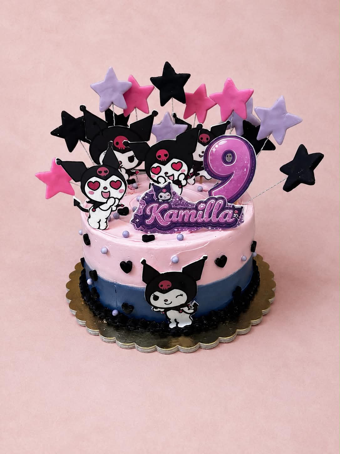 Rózsaszín-kék Kuromi témájú szülinapi torta cukorbáb csillagokkal