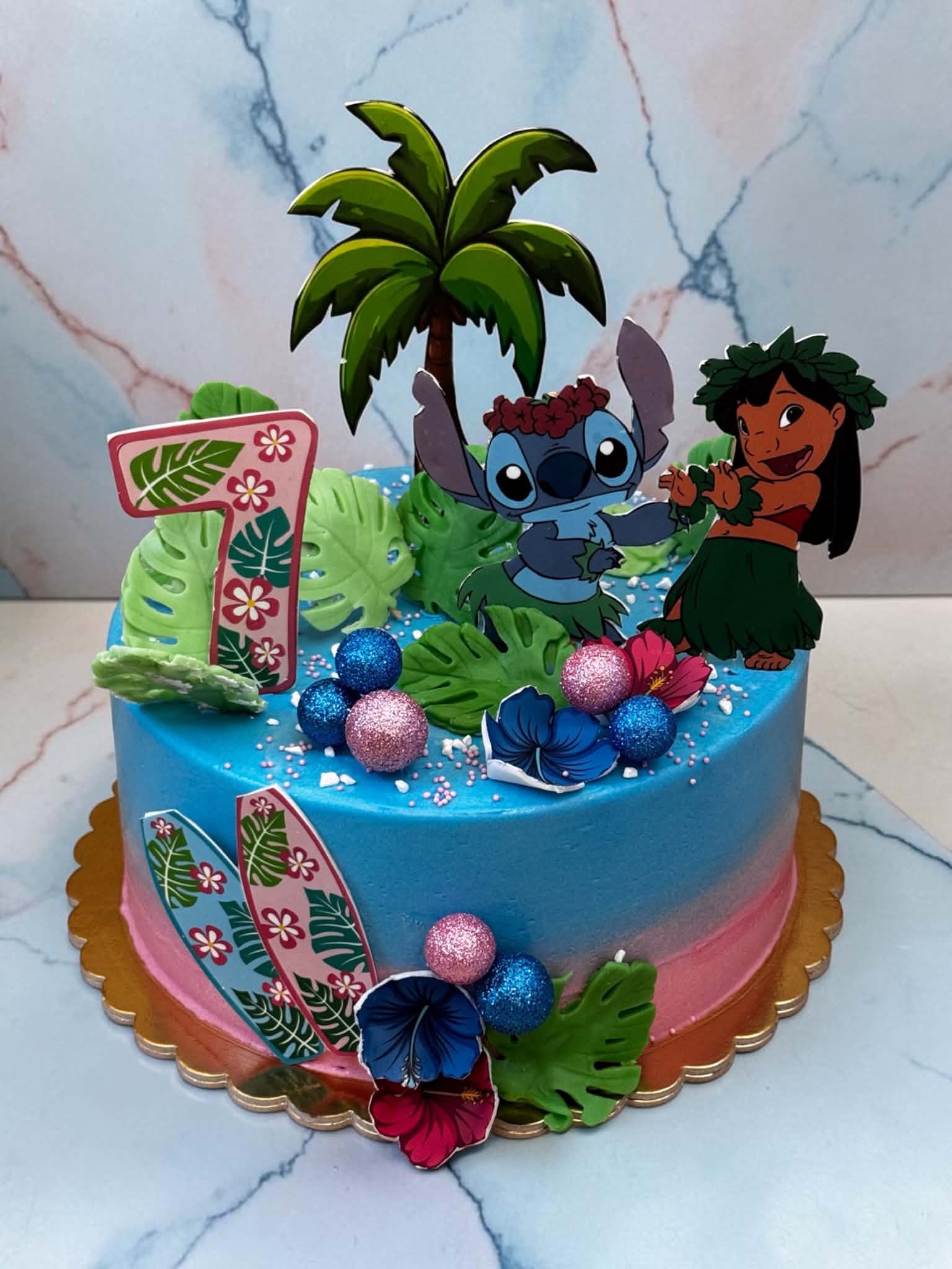 Lilo és Stitch témájú trópusi torta pálmafával