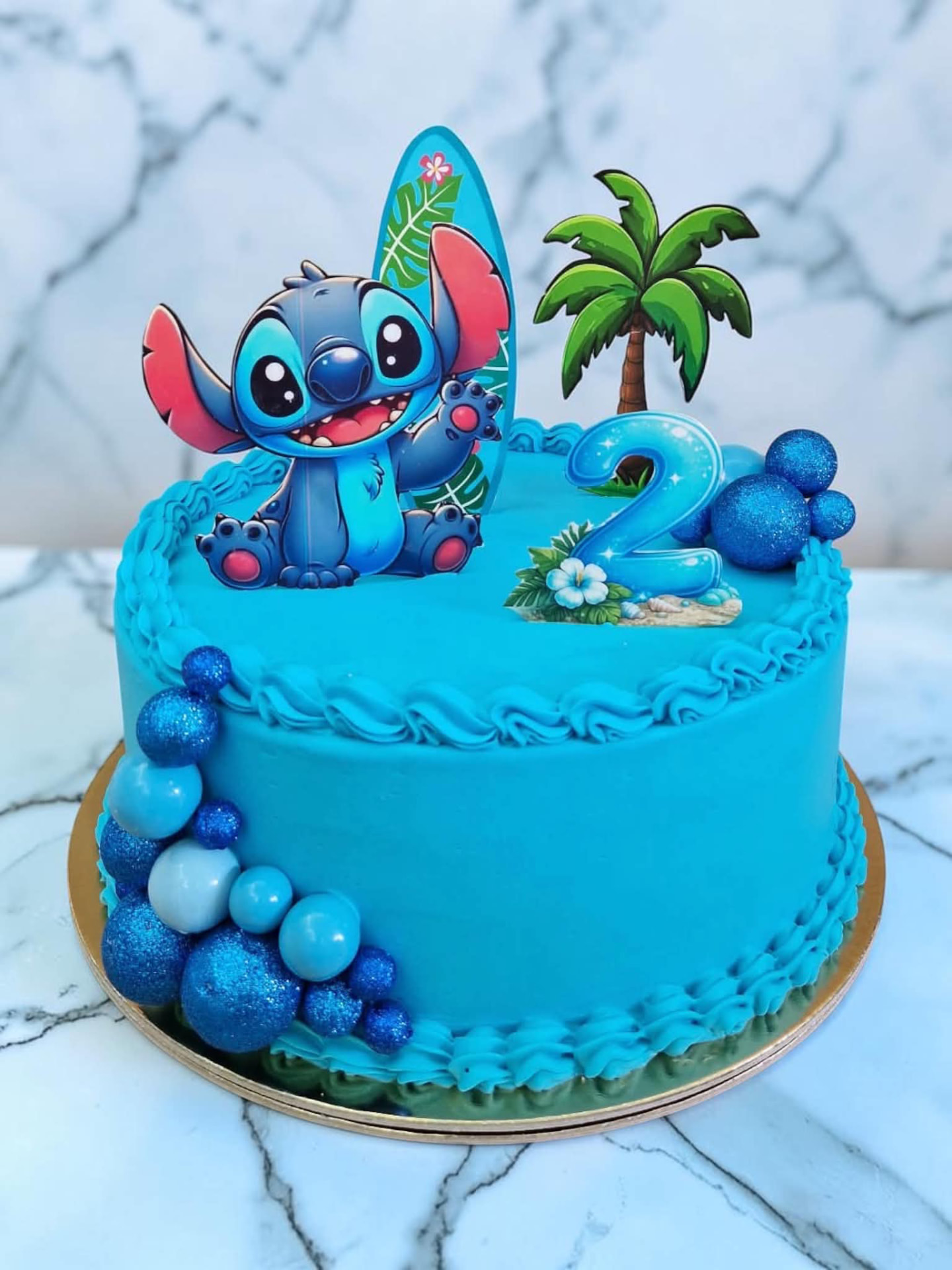 Türkizkék Stitch témájú gyerektorta csokigömbökkel