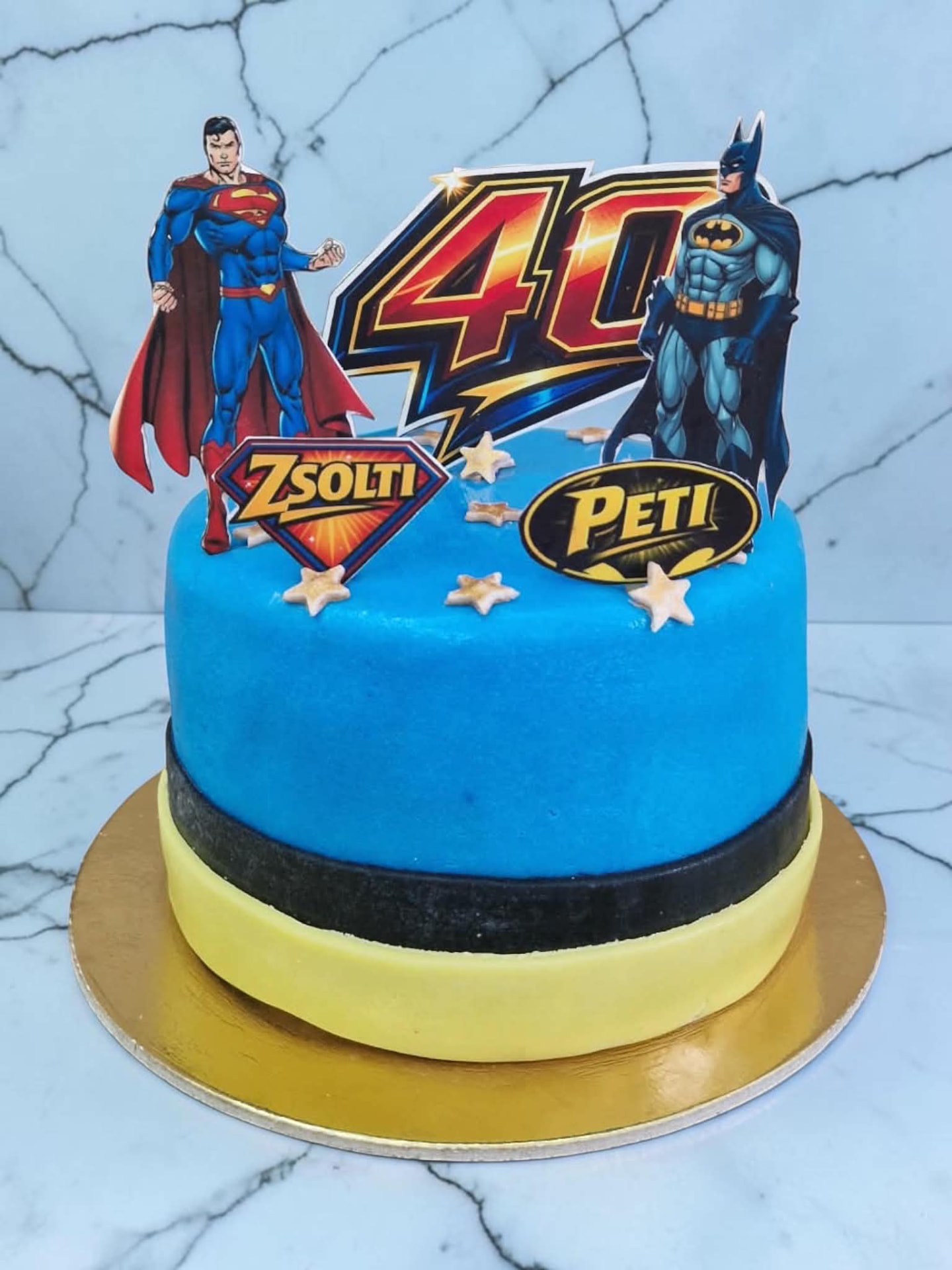 Kék szuperhős témájú torta ehető képes díszítéssel