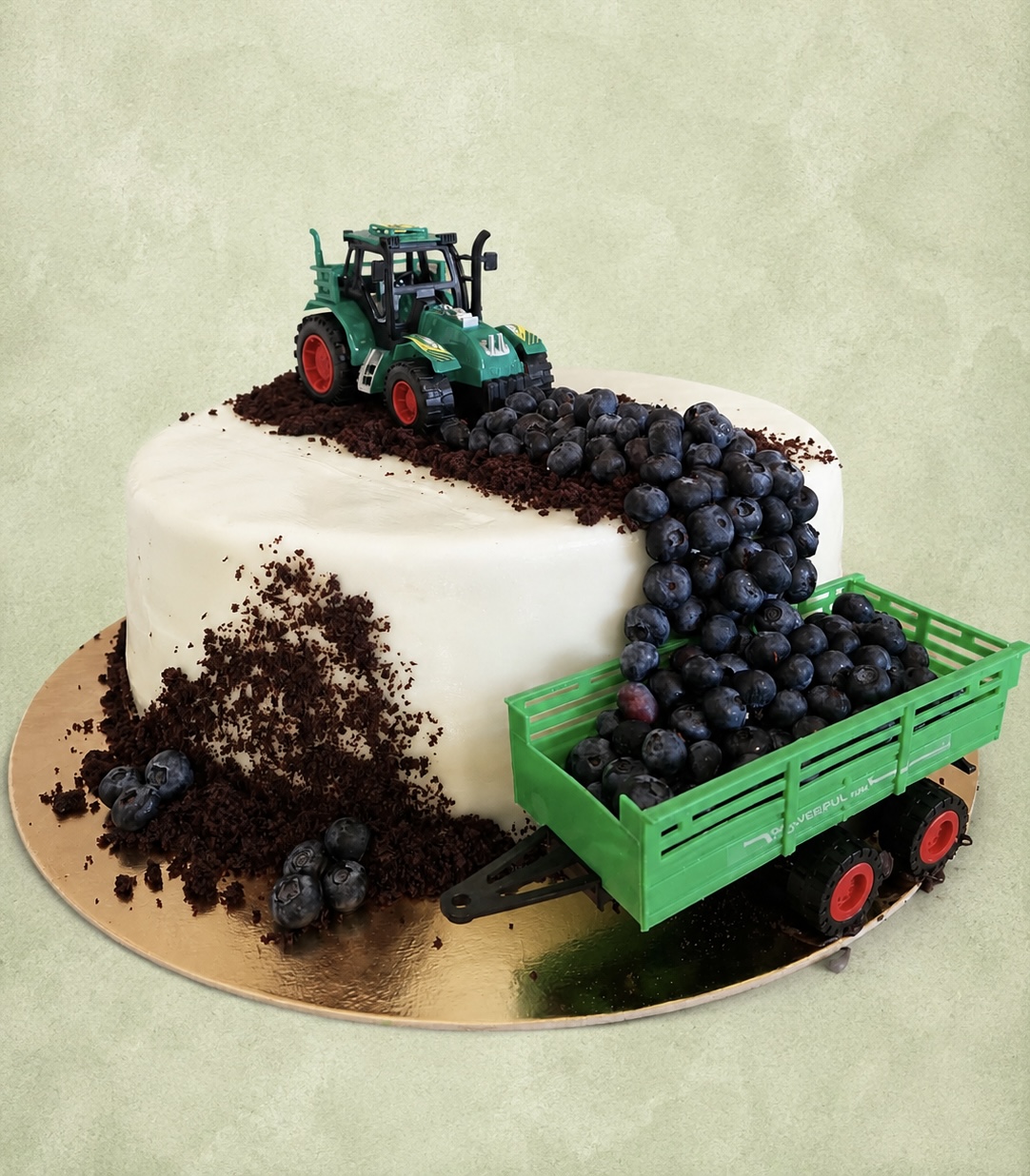 Traktoros torta friss áfonyával és csokimorzsával