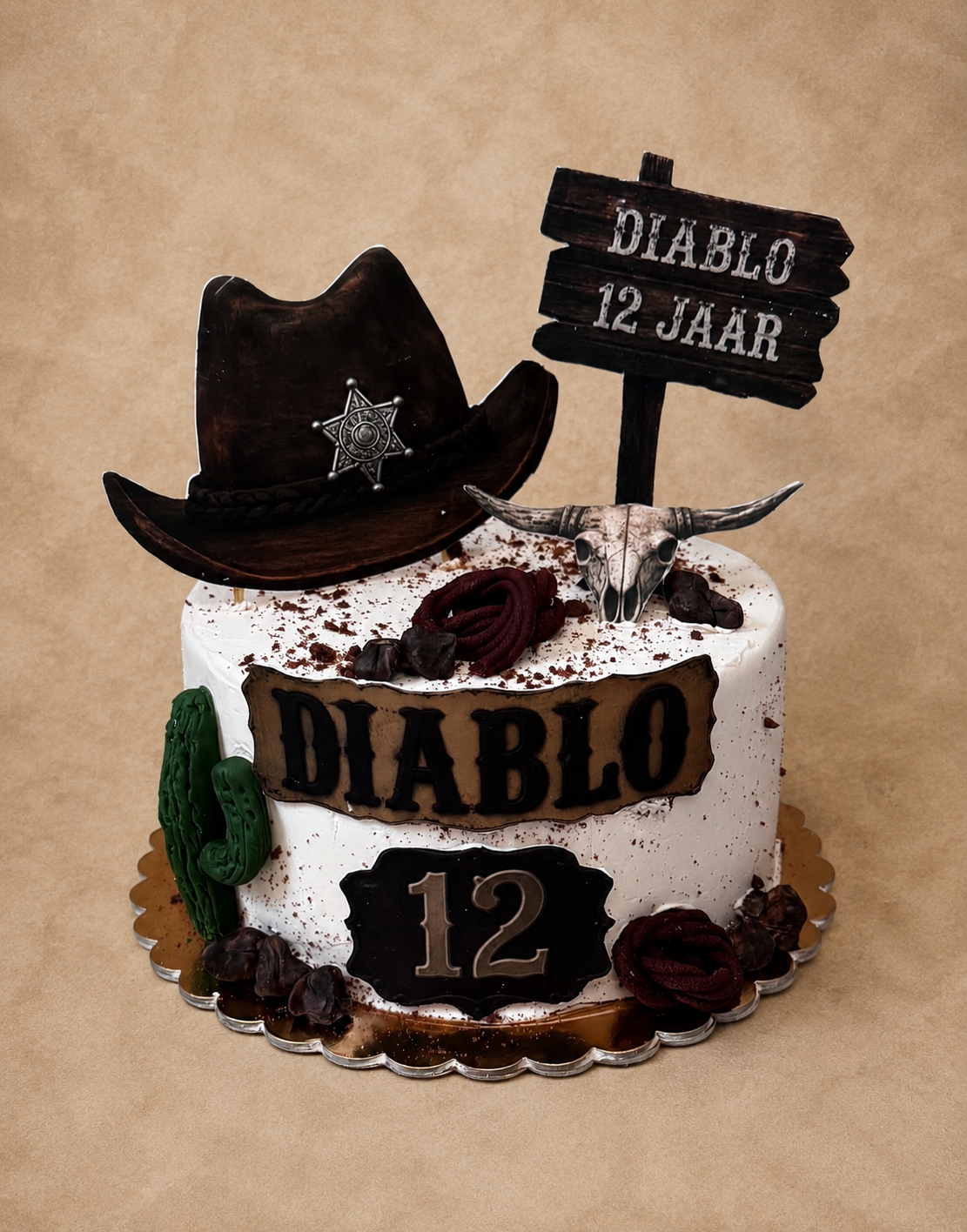 Vadnyugati témájú torta cowboykalappal és fatáblával